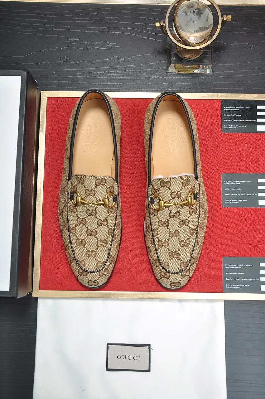 Men's shoes💰500💶Italy's top luxury men's shoe giant (GUCCI) (Gucci) (full cowhide lining) new arrival🍃Original European style🔰 Pleasant to the eye😍In order to make the shoes more durable and non-deformable🌀The production continues to follow traditional methods but there is still no lack of innovation💪Choose original sheepskin for the leather♻️ Smooth and natural And extra bright ⭐Made of imported cowhide, the first choice of rich people 38-45 (45 customized)